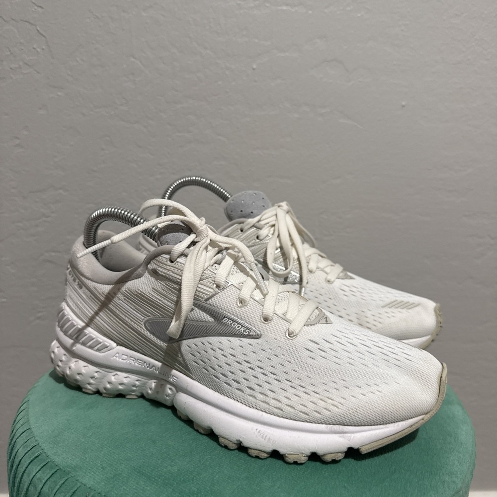Brooks Adrenaline GTS 19 White Running Walking Shoes Womens 7.5 1202841B151